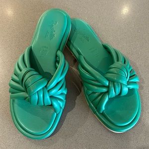 Worn once. 2023 Summer sandal.